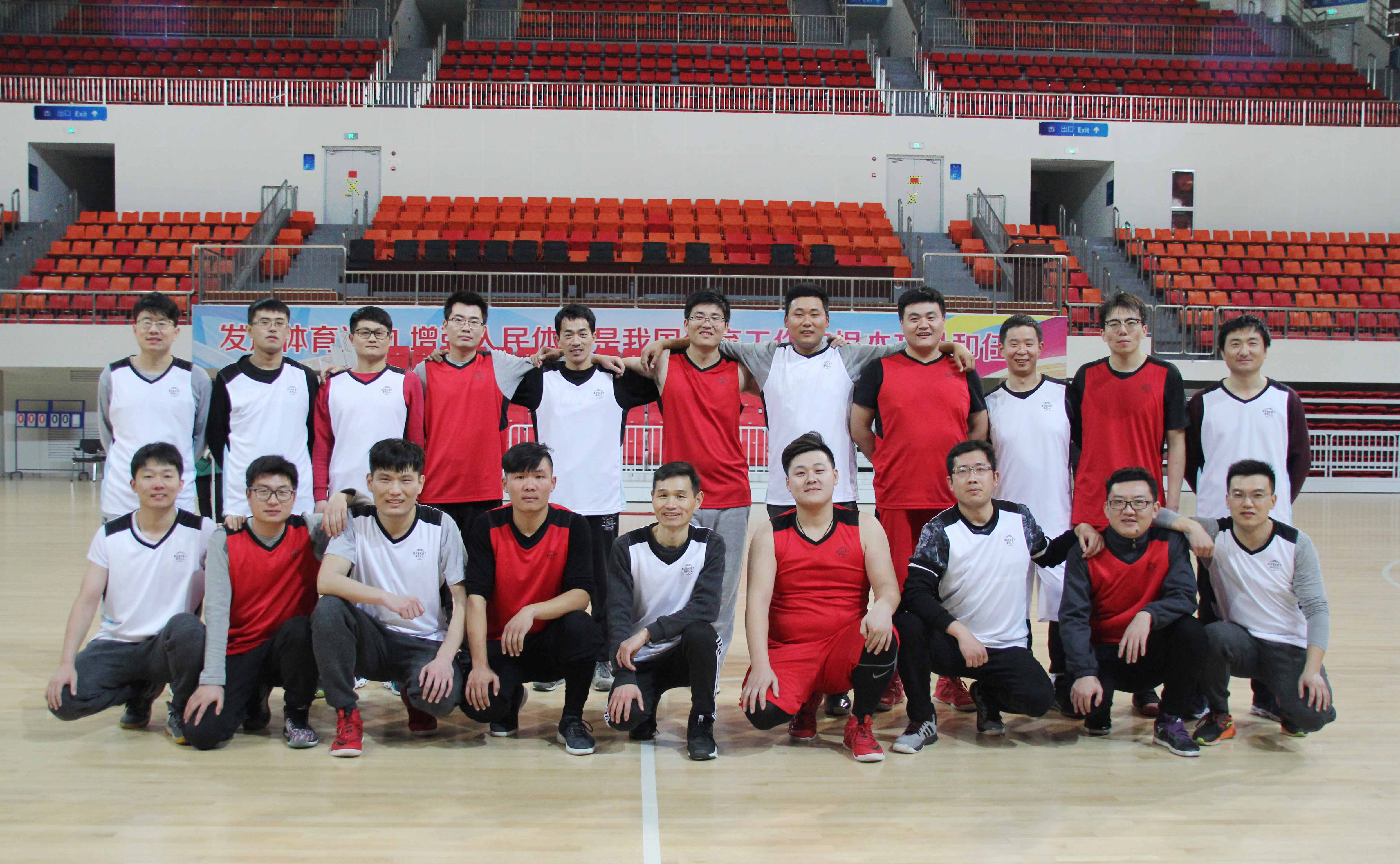 籃球合影_副本.jpg 籃球合影_副本.jpg